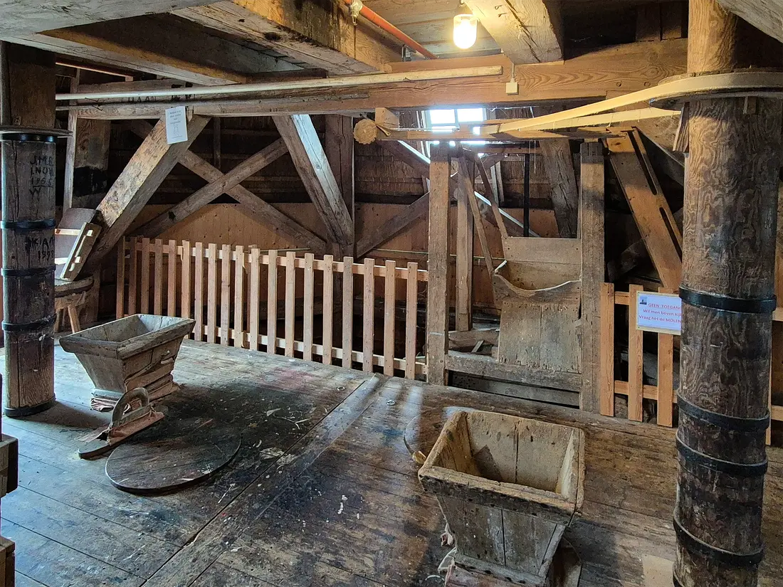 16, Molen 06416 Ceres (Spijk), Martijn Scholtens (14-11-2024)&nbsp;Een overzichtfoto van de stellingzolder met beide pelspillen en schudzeef. | Database Nederlandse molens