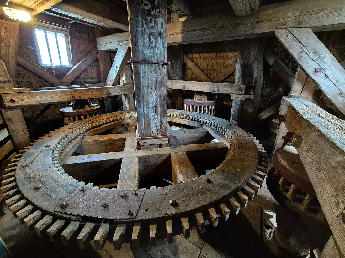 22, Molen 06416 Ceres (Spijk), Martijn Scholtens (14-11-2024)&nbsp;Een overzichtfoto van het spoorwiel, beide pelrondsels en in het midden het maalrondsel. | Database Nederlandse molens
