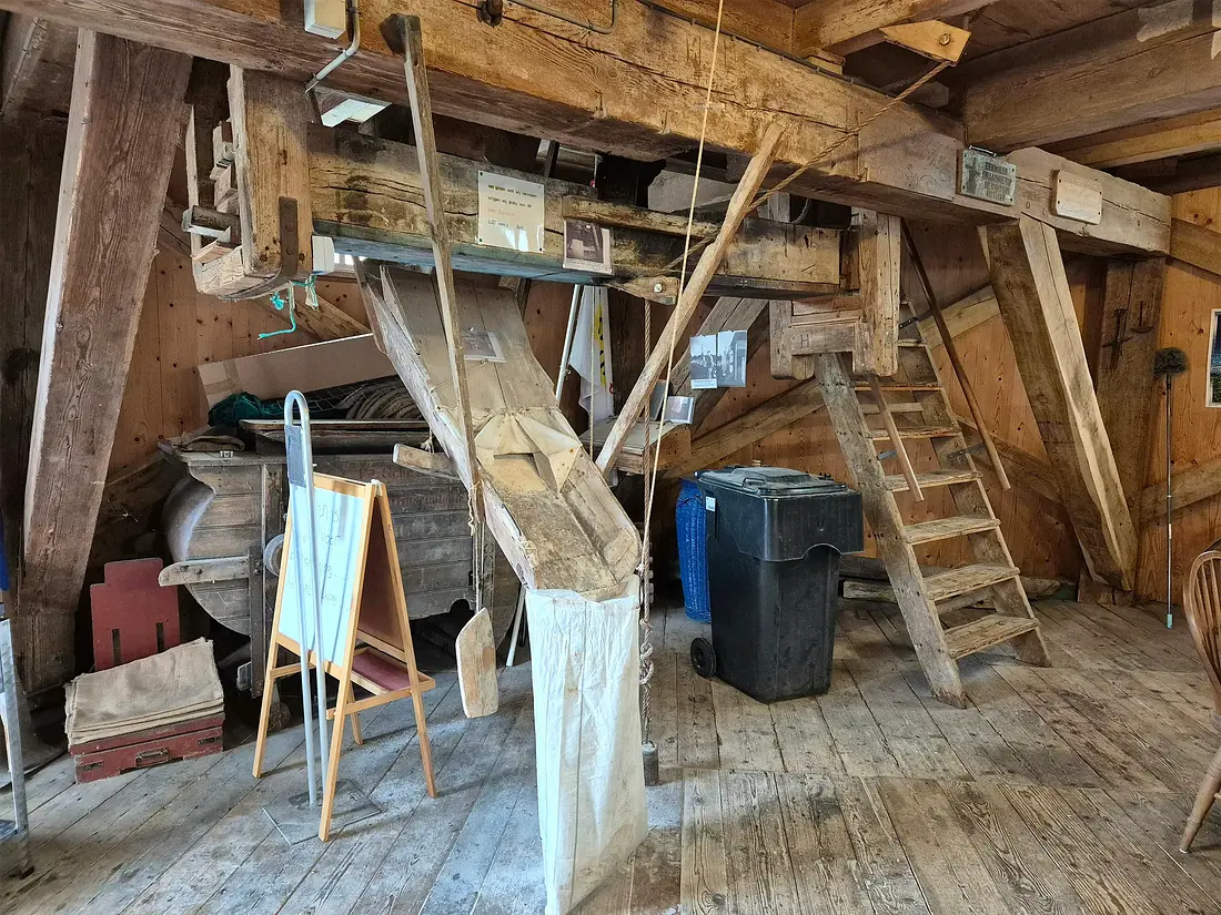 9, Molen 06416 Ceres (Spijk), Martijn Scholtens (14-11-2024)&nbsp;De begane grond tevens de maalzolder. Je komt binnen op een originele houten vloer. | Database Nederlandse molens