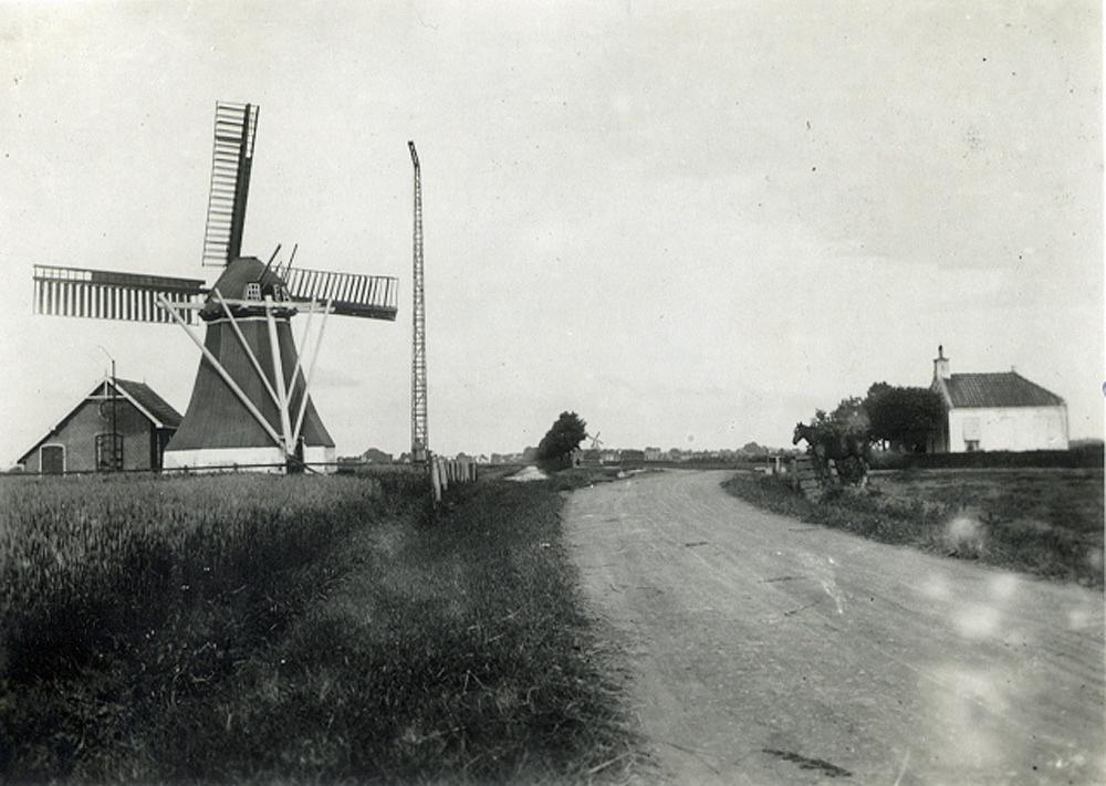 1, Molen 00553 Roodetilsterpolder / Polder De Roode Til (Noordbroek), Foto: R.G. Lammers, collectie Ton MeestersOp de achtergrond de draaiende molen de Aurora | Database Nederlandse molens