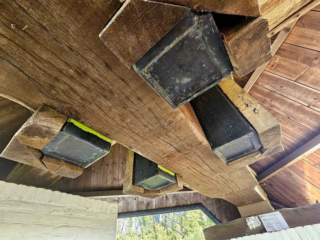 6, Molen 12217 Den Evert (Someren), Lukas Vandael (06-10-2024)&nbsp;Om de oude standerd te behouden wegens historische waarde (inscripties, ouderdom ect...) heeft men ervoor gekozen om deze uit te hollen en van een metalen paal te voorzien. | Database Nederlandse molens