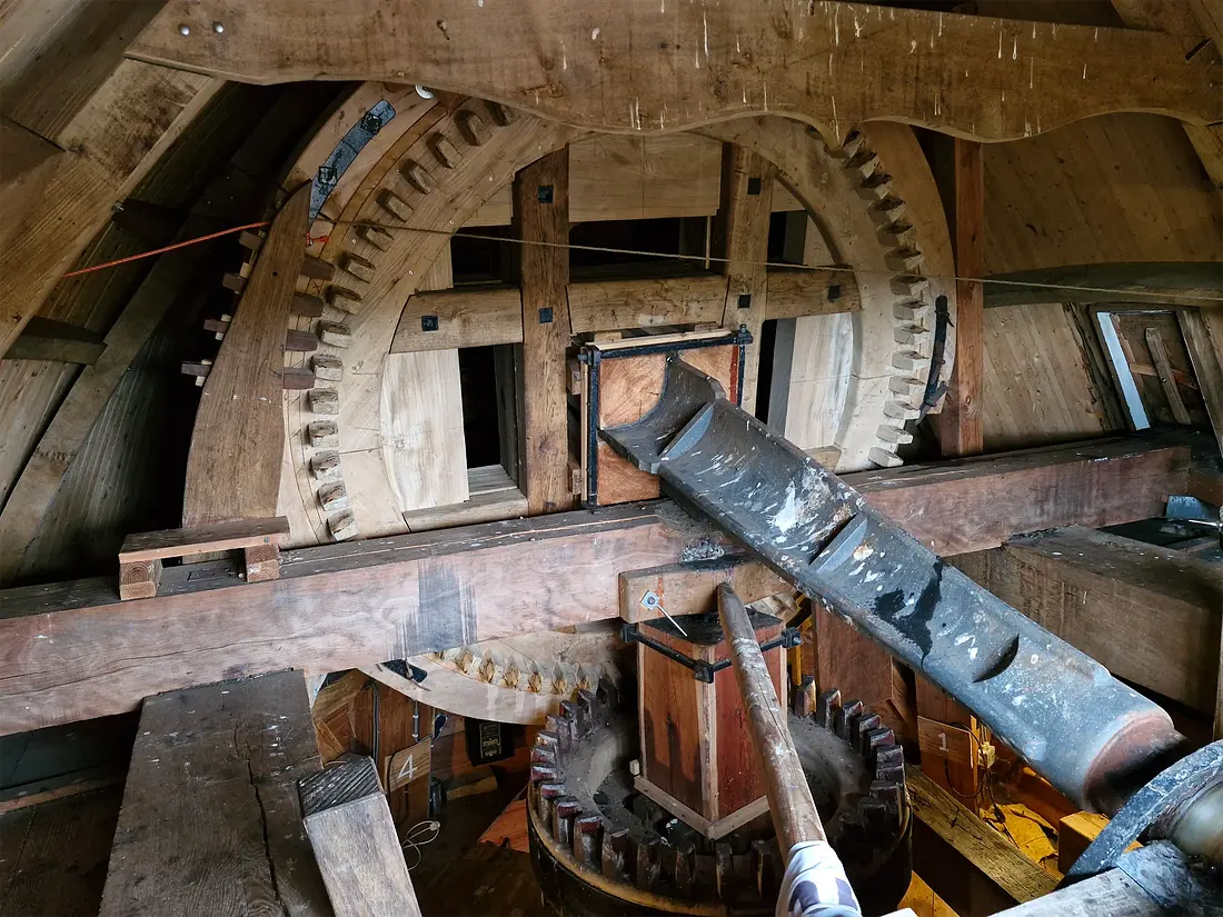 15, Molen 13405 Entreprise (Kolham), Rob Hoving (19-11-2024)&nbsp;Zicht in de kap op het bovenwiel, bovenas en bonkelaar. | Database Nederlandse molens