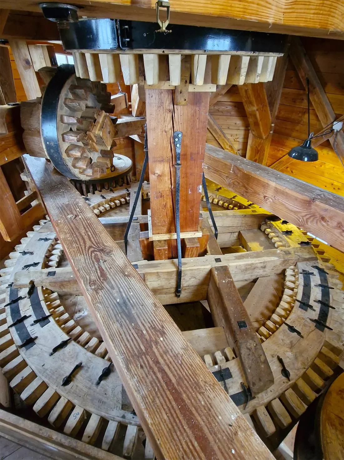 13, Molen 13405 Entreprise (Kolham), Rob Hoving (19-11-2024)&nbsp;Het spoorwiel met daarboven het kammenluiwerk. | Database Nederlandse molens