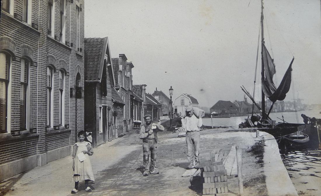 2, Molen 01213 v De Wip (Waddinxveen), Het kleine wipmolentje op de foto is molen de Wip. datering foto na 1904 en voor 1932, info: Dirco Oskam, 26-11-2024 | Database Nederlandse molens