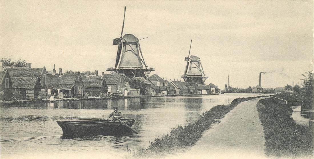 1, Molen 01213 m De Oranjeboom (Waddinxveen), Ansichtkaart, ca 1910, collectie Dirco Oskamlinks De Bijenkorf, rechts De Oranjeboom | Database Nederlandse molens