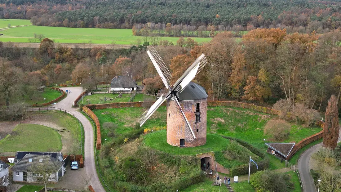 5, Molen 00870 Grafelijke Korenmolen (Zeddam), Peter Wassink (24-11-2024)&nbsp;Duidelijke windbelemmering aan de noordzijde van de molen. | Database Nederlandse molens