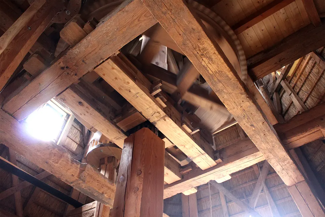 17, Molen 01245 De Hoop (Oldebroek), Gijs van Reeuwijk (09-07-2019)&nbsp;Koppeling tussen de bovenste koningspil ( voor het aandrijven van het luiwerk, de maalstenen en de pelstenen) en de onderste koningspil voor het aandrijven van het oliewerk. | Database Nederlandse molens