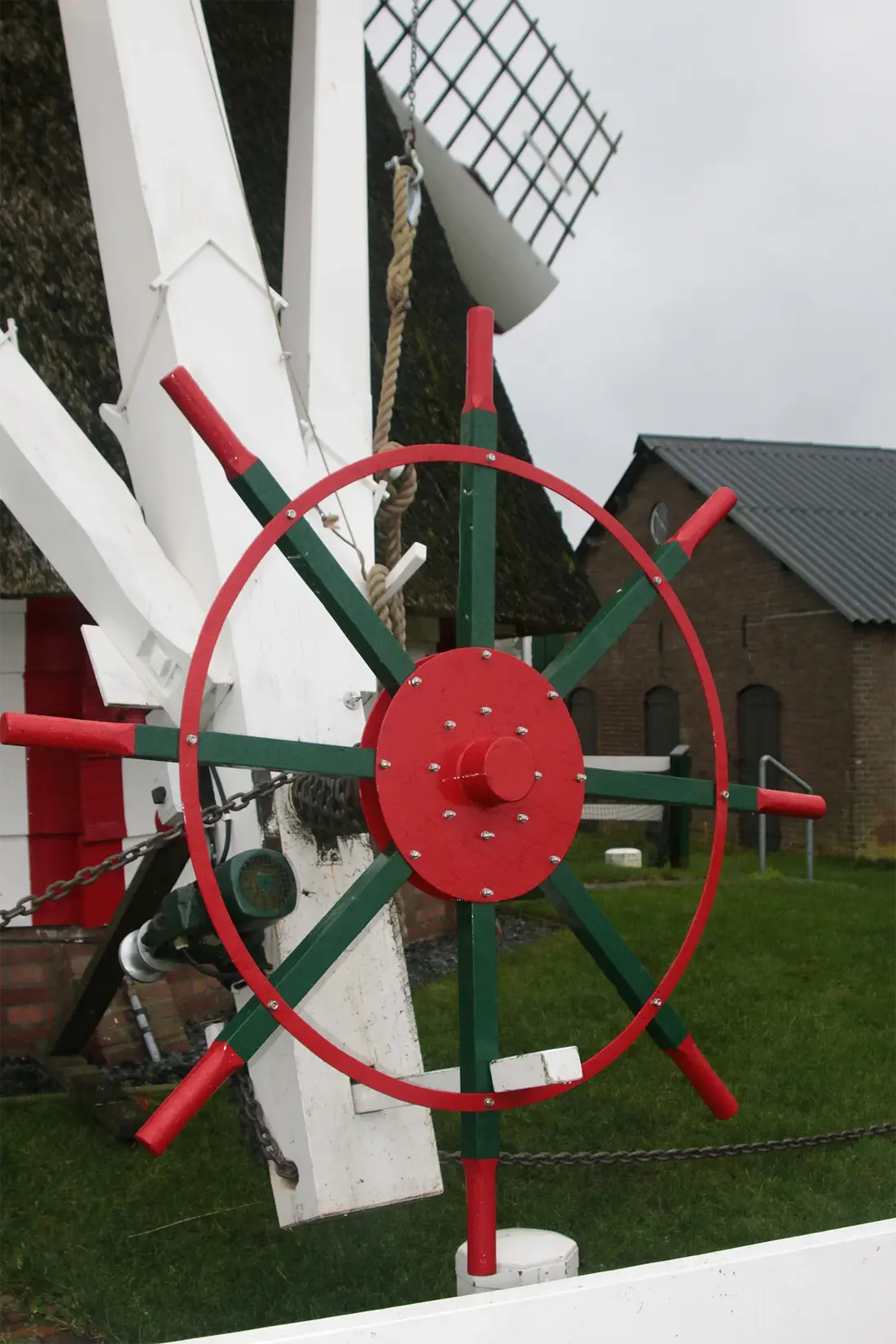 9, Molen 00402 De Warkense Molen (Warnsveld), Dik Loman (10-08-2024)Kruiwiel en staart fris in de verf. | Database Nederlandse molens