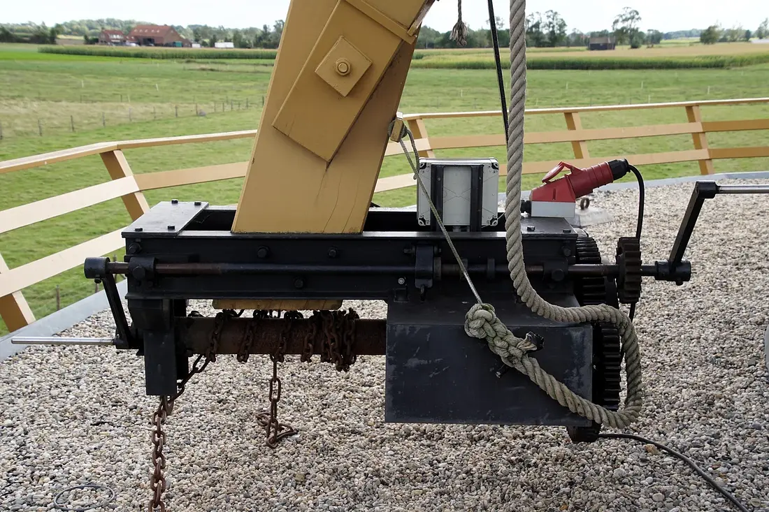 9, Molen 03545 De Graanhalm (Gapinge), Boukje van Leijen (14-09-2024)&nbsp;De kruilier is voorzien van een elektrische aandrijving met op de stelling een dikke laag grind. | Database Nederlandse molens