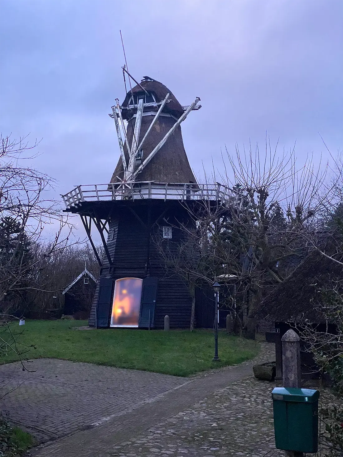 Molen 10070 De Poffert (Vledder), Sander Boom (03-12-2024)&nbsp;De molen staat momenteel zonder roeden. Het rietdek lijkt recent opgeknapt (maar er is duidelijk nog meer werk nodig).&nbsp; | Database Nederlandse molens