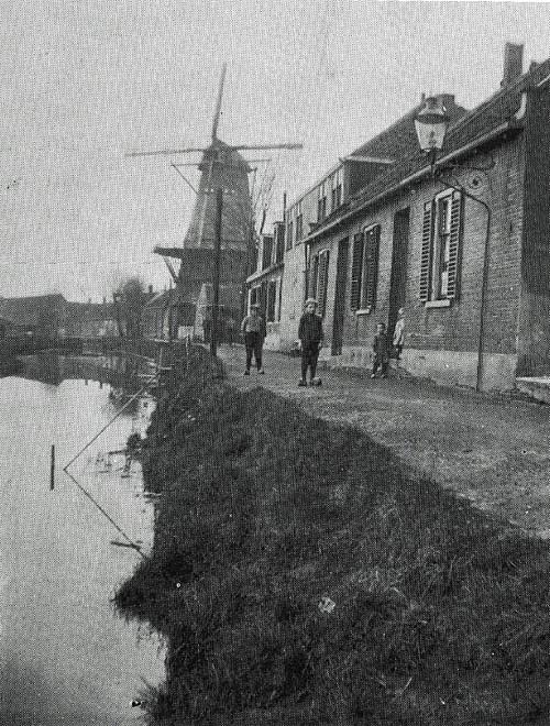 2, Molen 01213 m De Oranjeboom (Waddinxveen), Er is in Waddinxveen jarenlang gedacht dat de molen op de foto de Betere Hoop zou zijn, maar na verdere bestudering van de bebouwing én de molen blijkt dat dit molen De Oranjeboom is
Informatie van Dirco Oskam, 07-01-2025 | Database Nederlandse molens