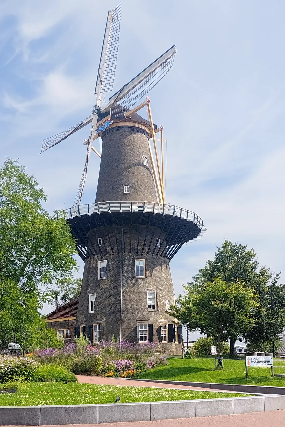 Molen 00069 De Valk (Leiden), Philip Pijnnaken (18-07-2024)&nbsp;Molen de Valk in de nieuwe kleurstelling met de molenbaard nu in hemelsblauwe uitvoering. | Database Nederlandse molens