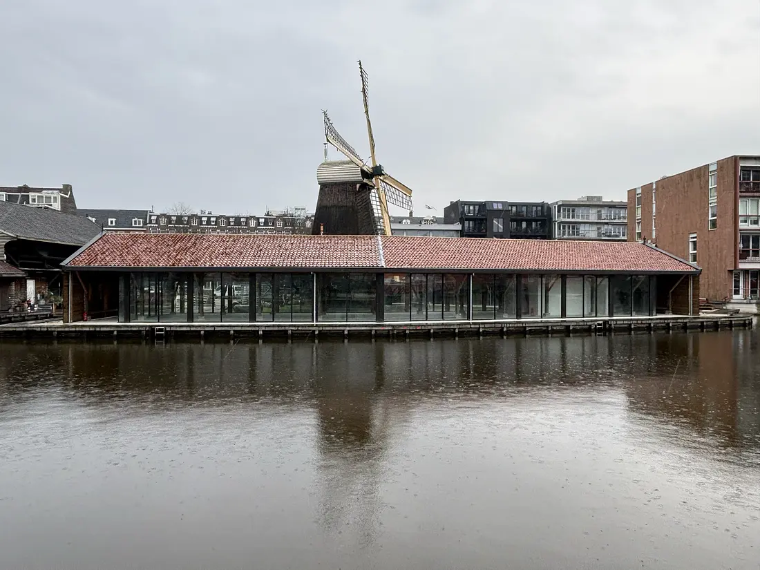4, Molen 02484 a De Otter (Amsterdam), Bert Bulder (21-01-2025)De gerestaureeerde en opnieuw opgetrokken bijgebouwen naderen voltooiing. | Database Nederlandse molens