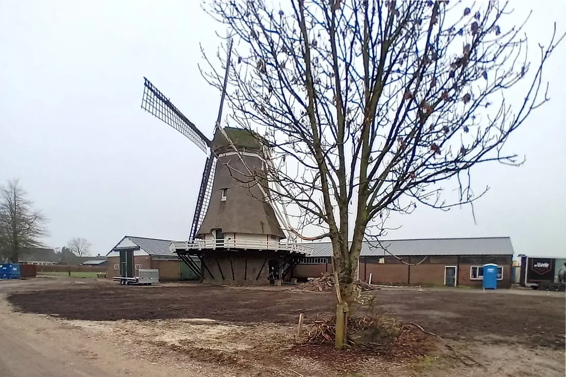 1, Molen 01825 Werklust (Oene), Lasse Geerling (15-01-2025)&nbsp;De bijgebouwen die eerder bij de molen stonden zijn voor 'n groot gedeelte gesloopt. Ook het pleintje voor de molen is verwijderd. | Database Nederlandse molens