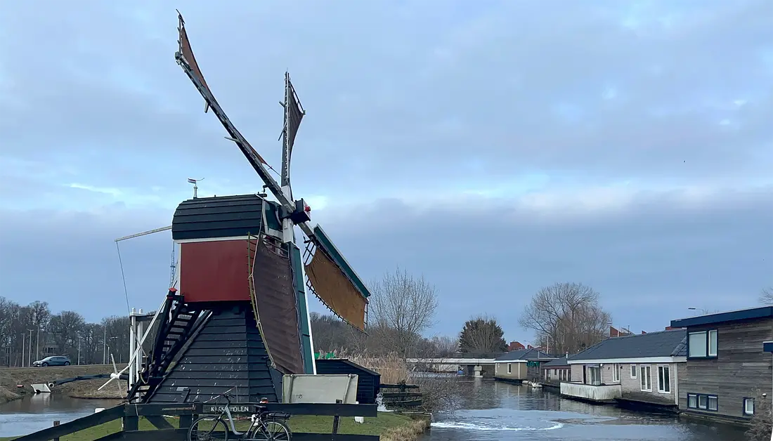 1, Molen 01784 Kikkermolen (Leiden), Job de Groen (07-02-2025)&nbsp;De Kikkermolen met 4 volle in bedrijf op een straffe oostenwind.&nbsp; | Database Nederlandse molens