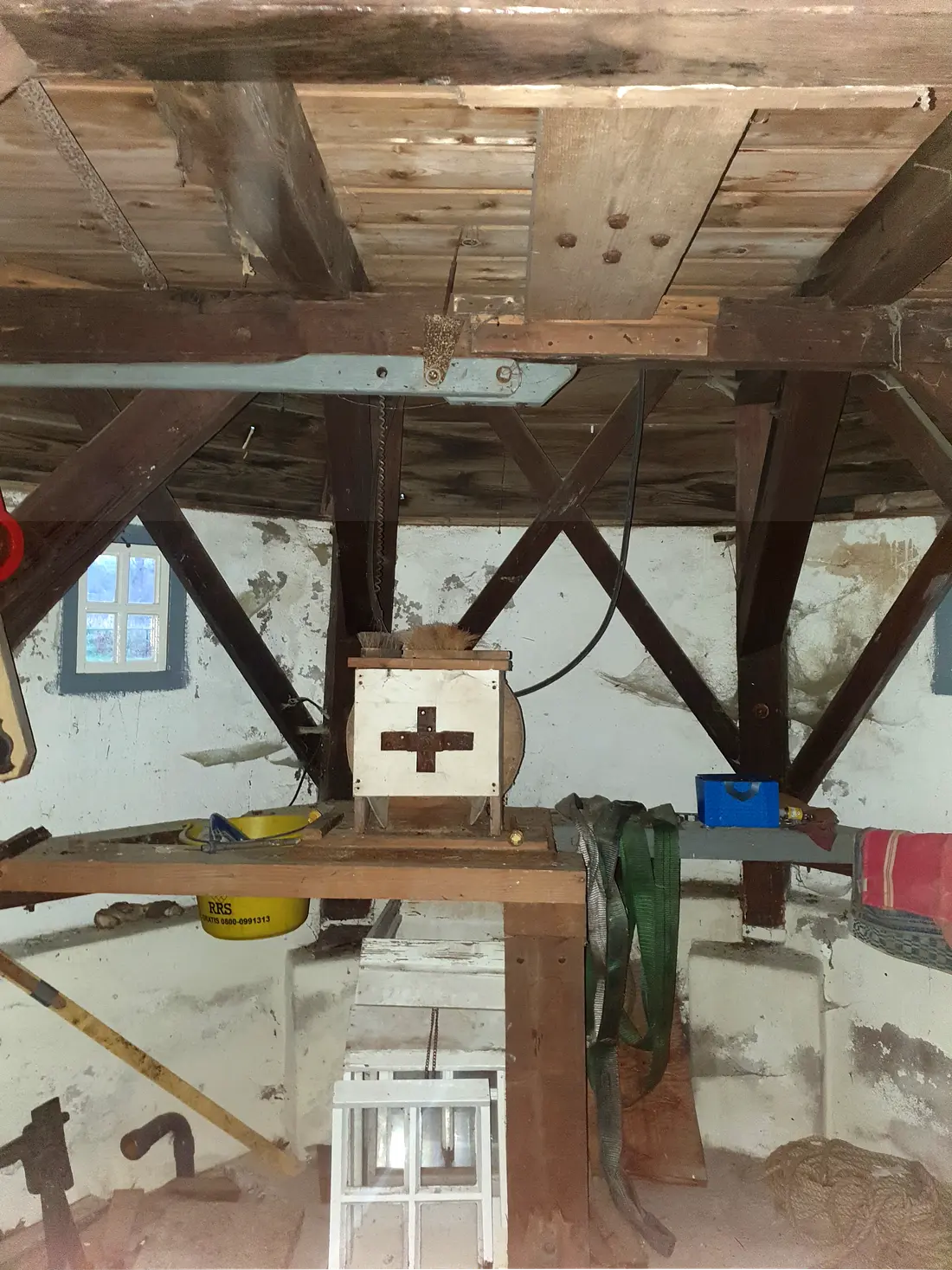 12, Molen 06907 v bis De Wielewaal (Wapenveld), Lasse geerling (22-12-2024)&nbsp;De begane grond met op het tafeltje een klein maalkoppeltje. | Database Nederlandse molens