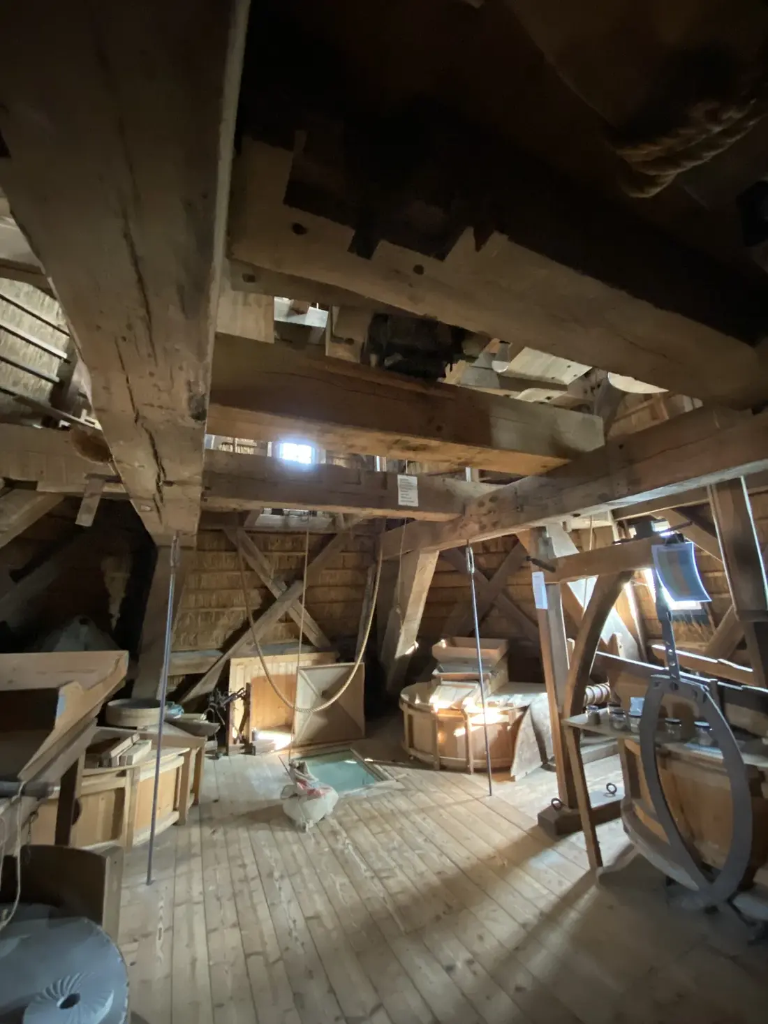 7, Molen 00267 a Sint Annamolen (Nijmegen), sem (14-02-2025)&nbsp;Steenzolder waar je de stenen, spoorwiel, steenspillen en de oude kasten van het elektrisch koppel kunt zien. | Database Nederlandse molens