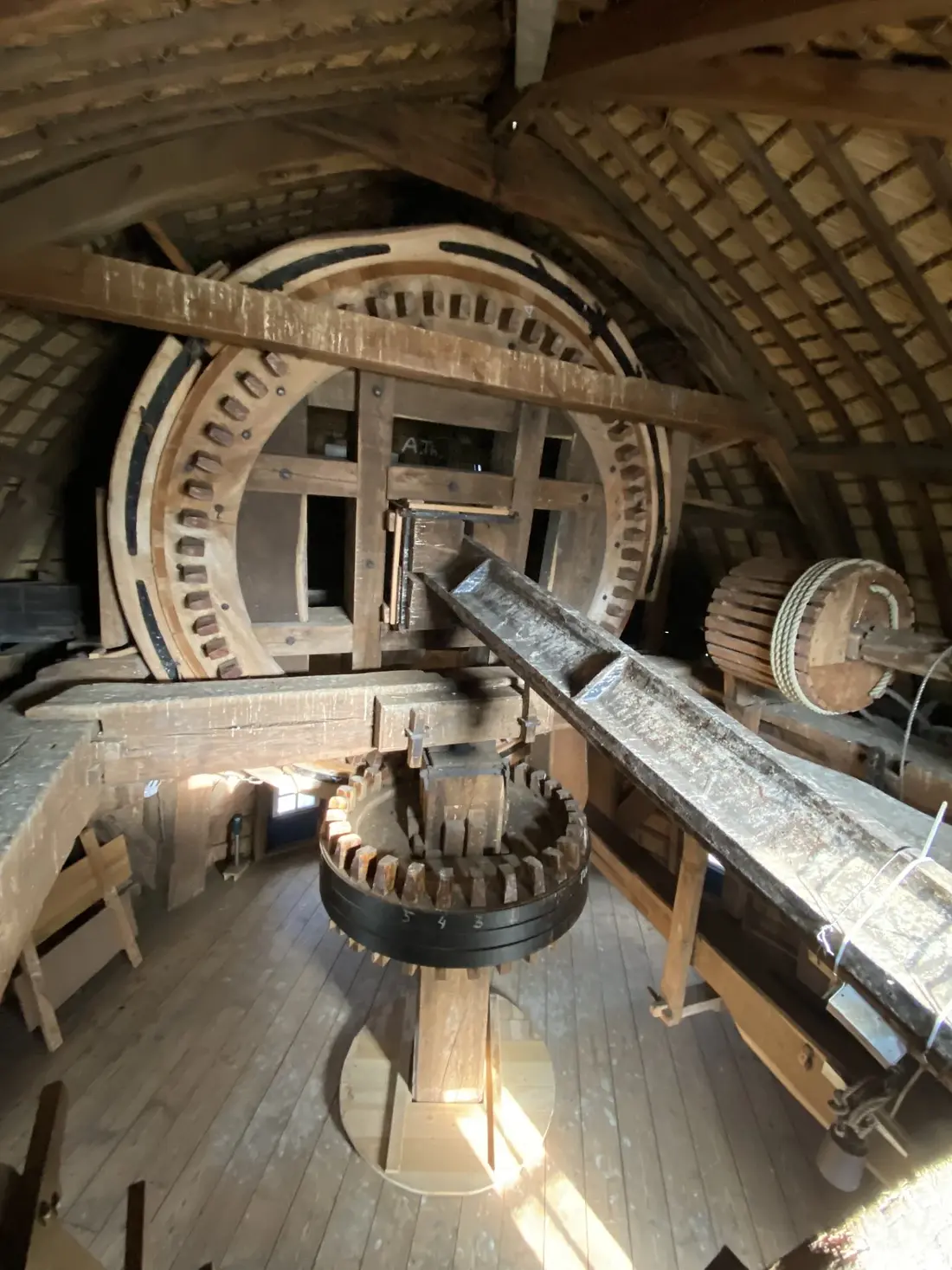 10, Molen 00267 a Sint Annamolen (Nijmegen), Sem (14-02-2025)&nbsp;Bovenwiel, -bonkelaar, vangbalk, koningspil, bovenas en vangtrommel. | Database Nederlandse molens