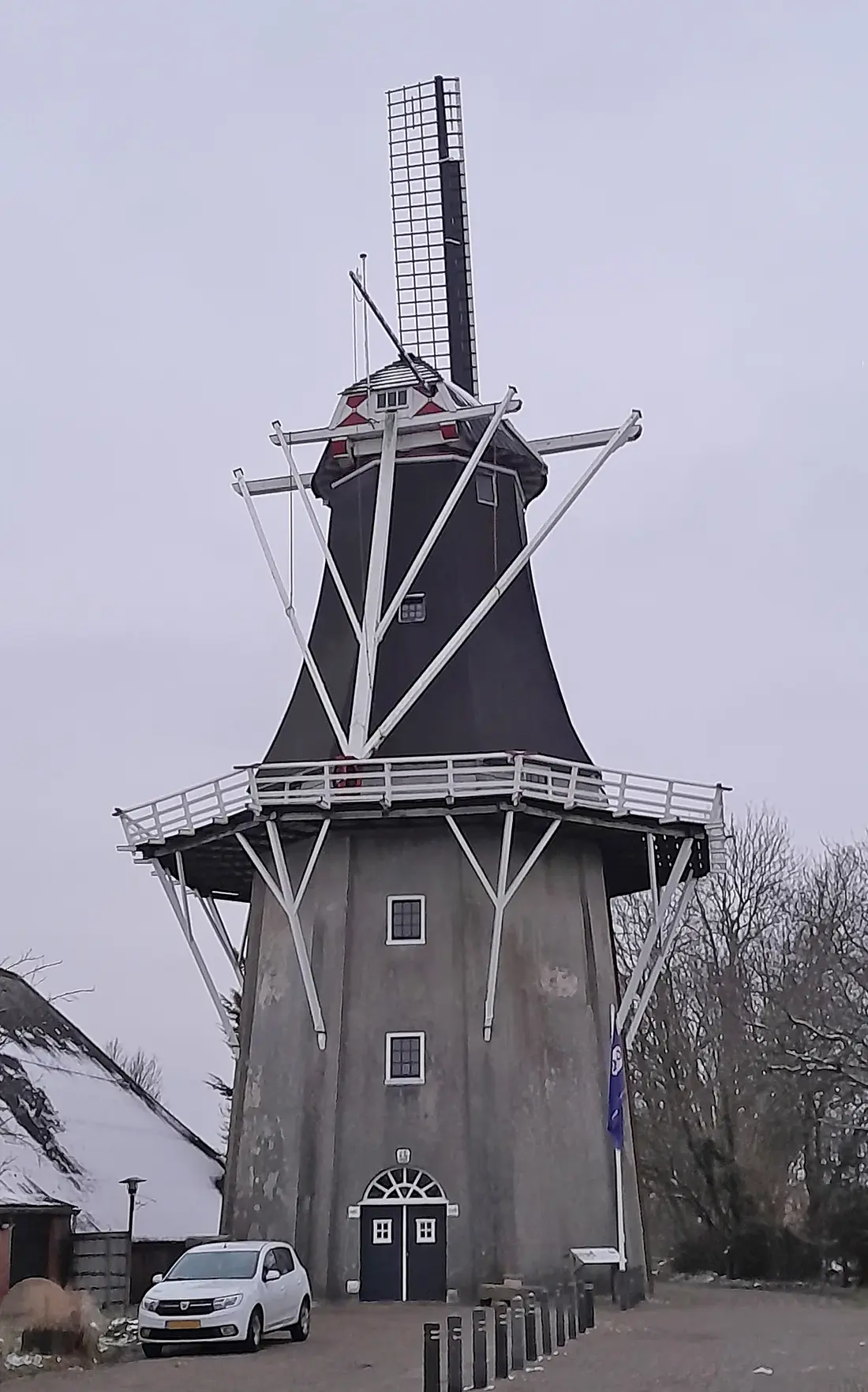 Molen 00483 De Lelie (Eenrum), Martin E. van Doornik (14-02-2025)&nbsp;De molen staat tijdelijk met één roede. Dat wordt zolang „landmeten" (term voor draaien met 1 roede) voor de molenaars. | Database Nederlandse molens