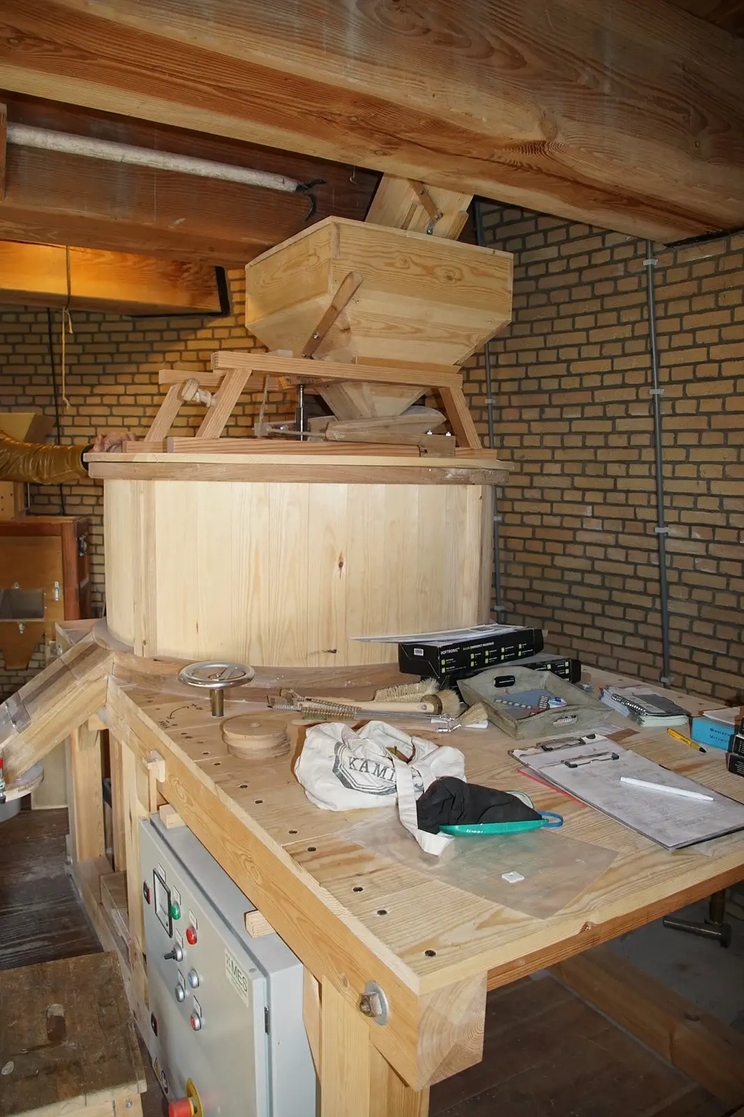 11, Molen 10211 De Windhond (Soest), Boukje van Leijen (01-02-2025)&nbsp;Het in 2024 geïnstalleerde elektrisch maalkoppel | Database Nederlandse molens