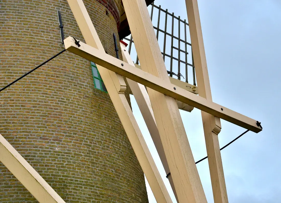 7, Molen 12346 De Kersenboom (Rijsoord), Rob Pols (03-01-2025)&nbsp;Het galghout op de staart. Deze constructie komt in deze regio meer voor.&nbsp; | Database Nederlandse molens