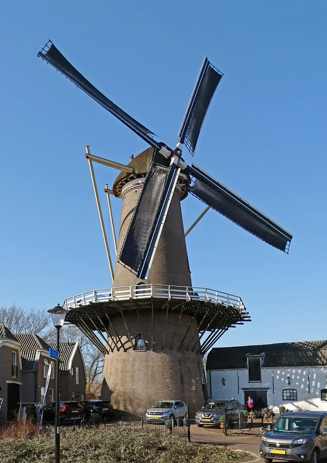 Molen 00257 a De Hoop (Culemborg), Martin E. van Doornik (08-03-2025)&nbsp;Draaiende molen met volle zeilen. | Database Nederlandse molens