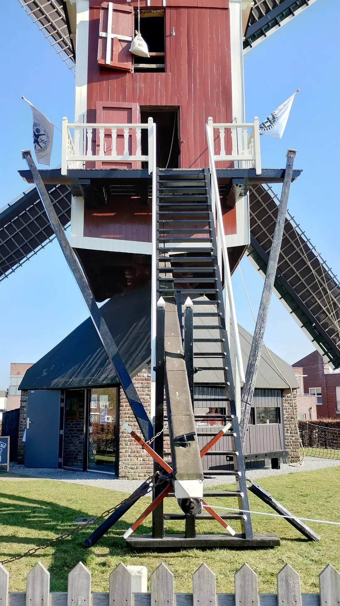 7, Molen 01571 (Naamloos) (Mierlo), Ronald Groothedde (08-03-2025)&nbsp;Een nieuwe trap | Database Nederlandse molens