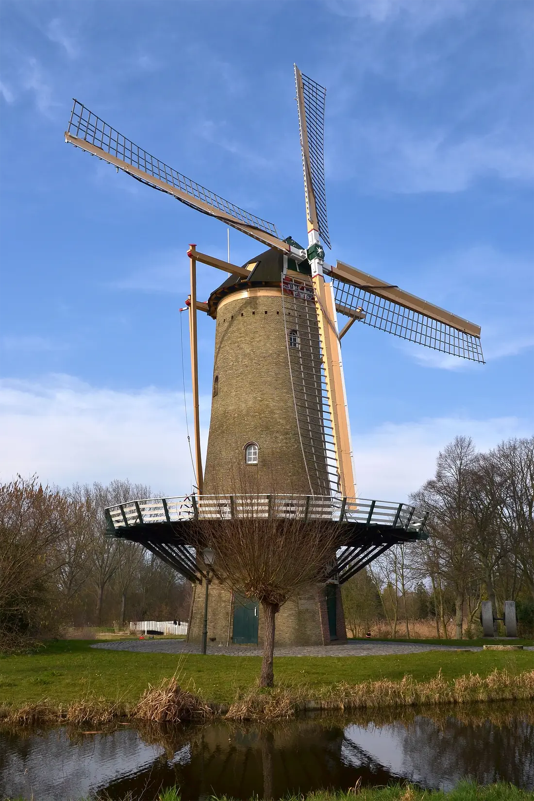 Molen 10336 De Speelman (Rotterdam), Rob Pols (08-03-2025)De Speelman met zijn nieuwe wiekenkruis. | Database Nederlandse molens