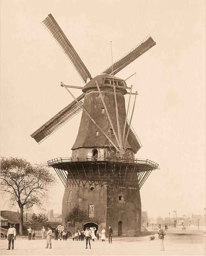 2, Molen 06492 x Koning Salomon (Amsterdam), <p>Deel van foto: n.n., stadsarchief A'dam,&nbsp; 1897</p>;Een foto van een onbekende fotograaf. De molen op de voorgrond is De Victor (dbnr. 1824). Links van de molen tussen de boom en de molen in is nog net de paltrokmolen te zien! | Database Nederlandse molens
