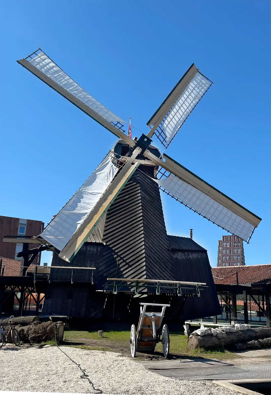 Molen 02484 a De Otter (Amsterdam), Job de Groen (01-04-2025)&nbsp;“De Otter” voor het eerst draaiende met zijn nieuwe zeilen, gemaakt door het Zaans-zeilmakers collectief. | Database Nederlandse molens