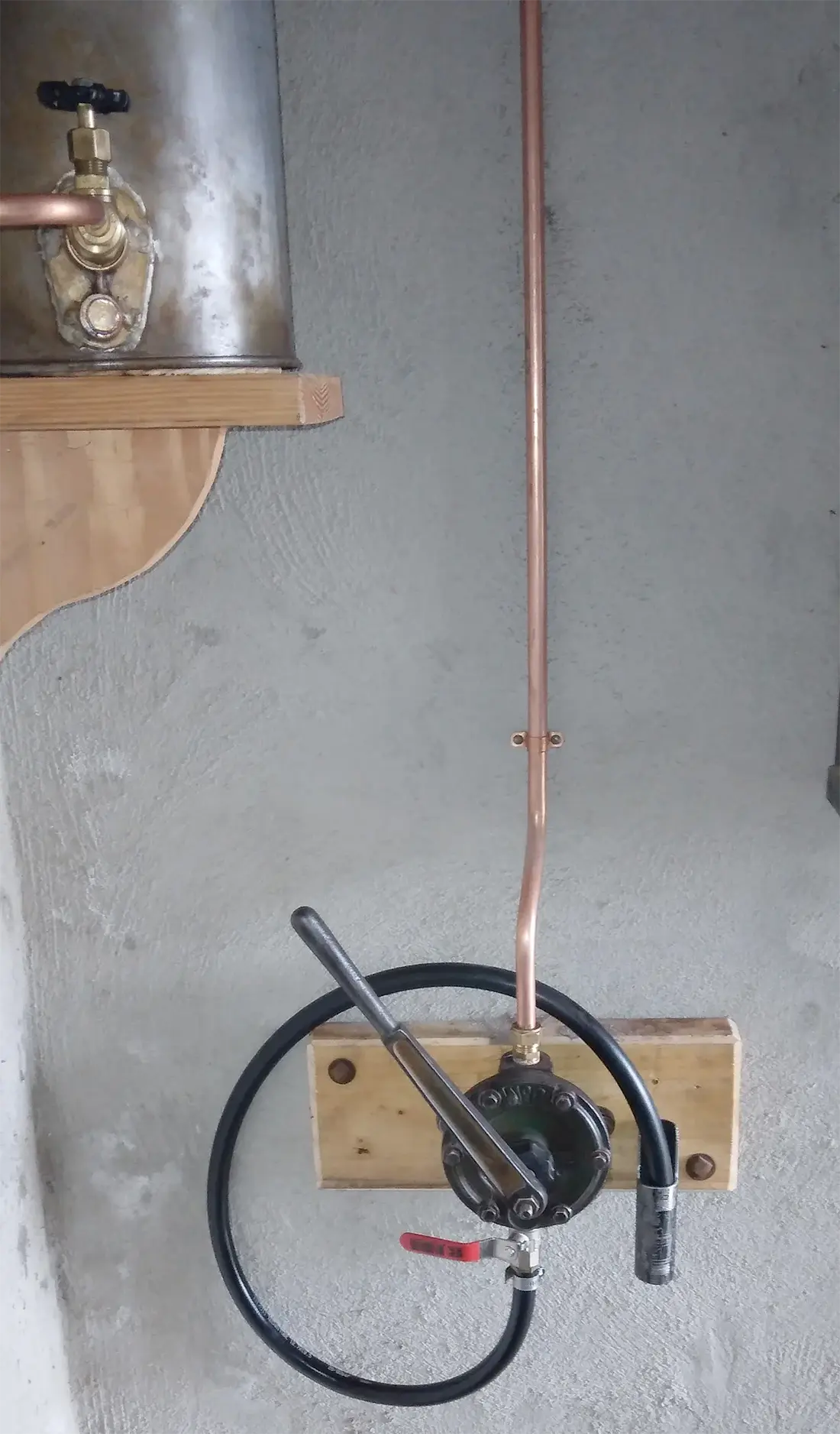 5, Motor 180059, Ruston & Hornsby, Bert de Ruiter (03-04-2025)&nbsp;Zwengelpompje om het dagtankje met brandstof te kunnen vullen vanuit een jerrycan. | Database Nederlandse molens