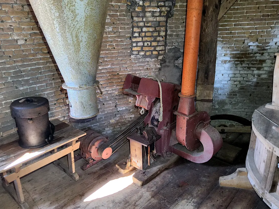 12, Molen 01875 (Naamloos) (Stavenisse), A.Nibbelink (03-04-2025)&nbsp;De hamermolen met elektromotor op de steenzolder. | Database Nederlandse molens