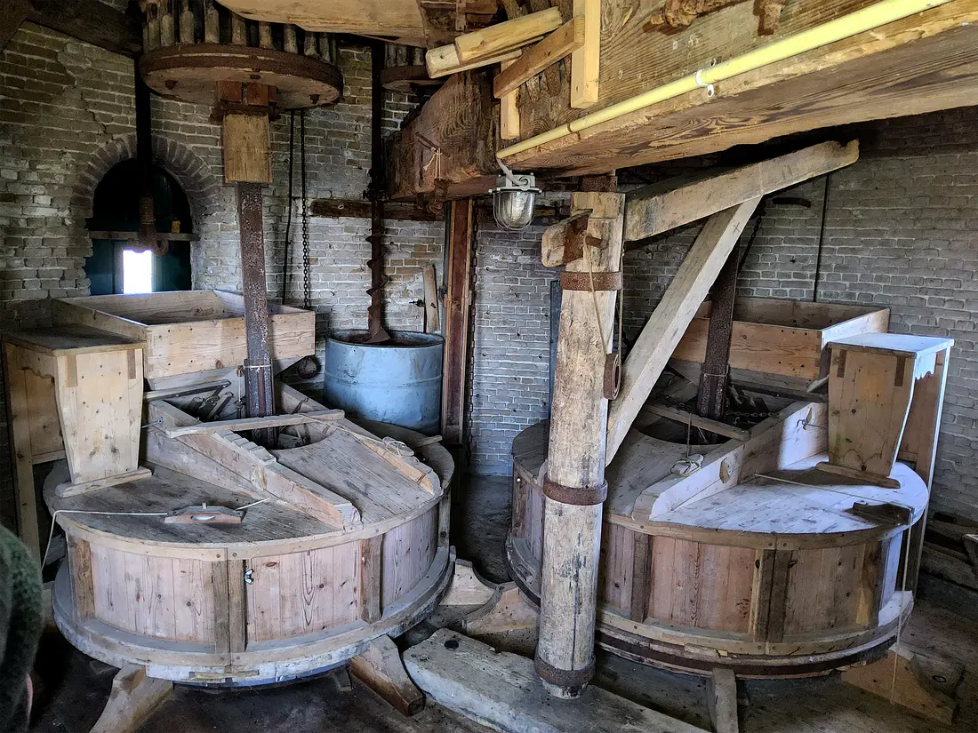 10, Molen 01875 (Naamloos) (Stavenisse), A.Nibbelink (03-04-2025)&nbsp;Steenzolder met beide koppel. | Database Nederlandse molens