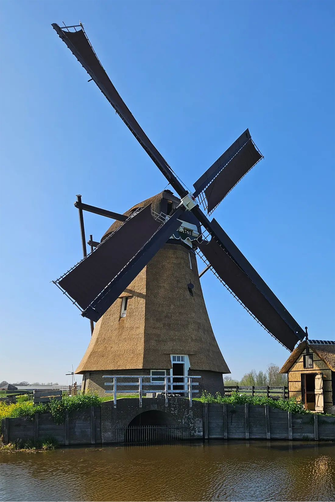 Molen 01494 Achtkante Molen (Streefkerk), Marc Polderman (04-04-2025)&nbsp;De molen malend na de restauratie. | Database Nederlandse molens