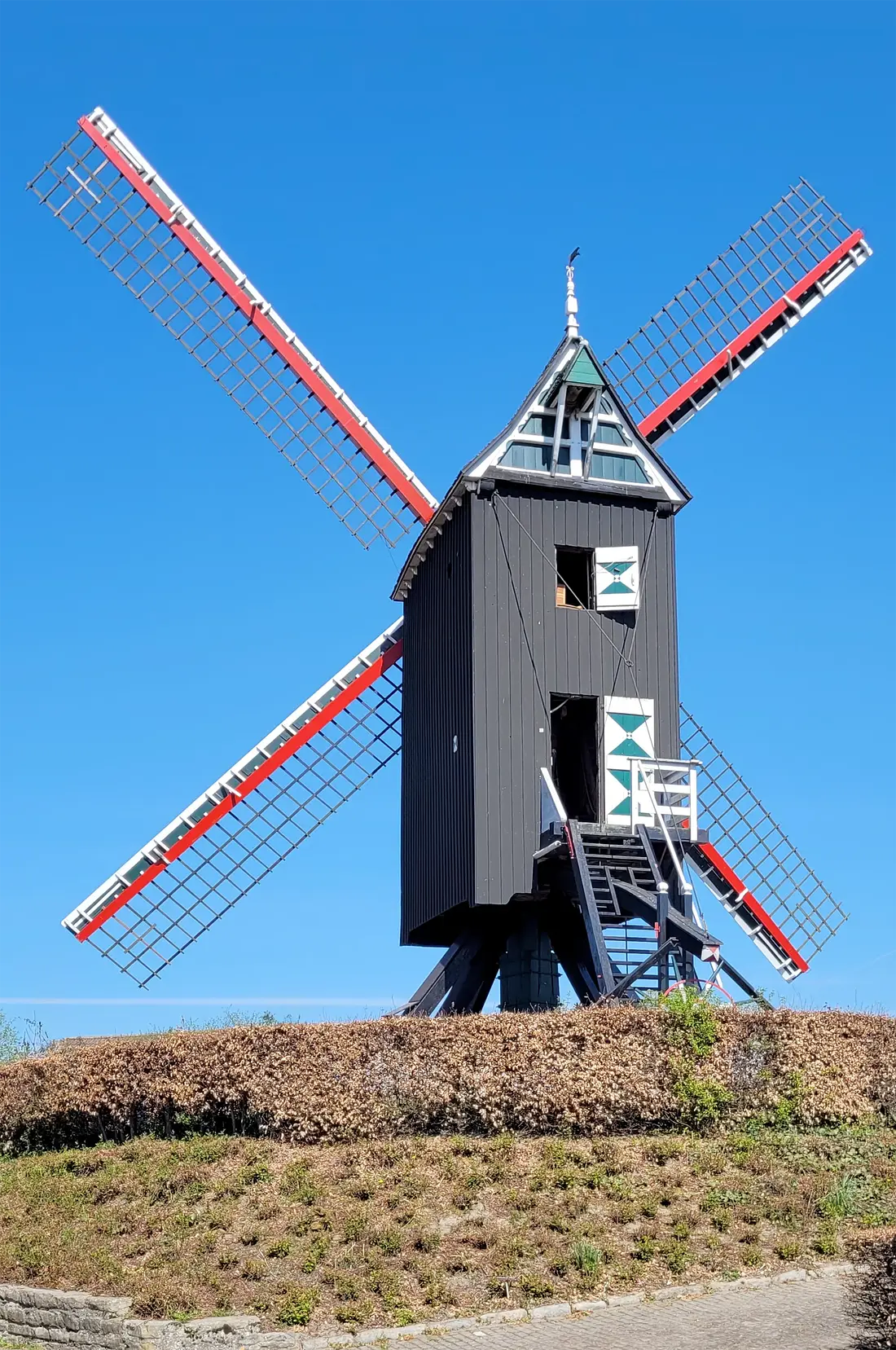 2, Molen 04199 (Naamloos) (Kloosterzande), Patrick Desmedt (08-04-2025)&nbsp;Na ruim 1 jaar stilstand, ivm herstel aan de standaard, draait de molen zijn eerste rondjes weer op 8 april 2025.&nbsp; | Database Nederlandse molens