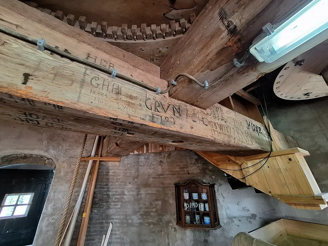 17, Molen 02879 Wilpermolen (Wilp-Posterenk), Jay Verkerk (14-09-2024)&nbsp;Een rijk beschreven balk. | Database Nederlandse molens
