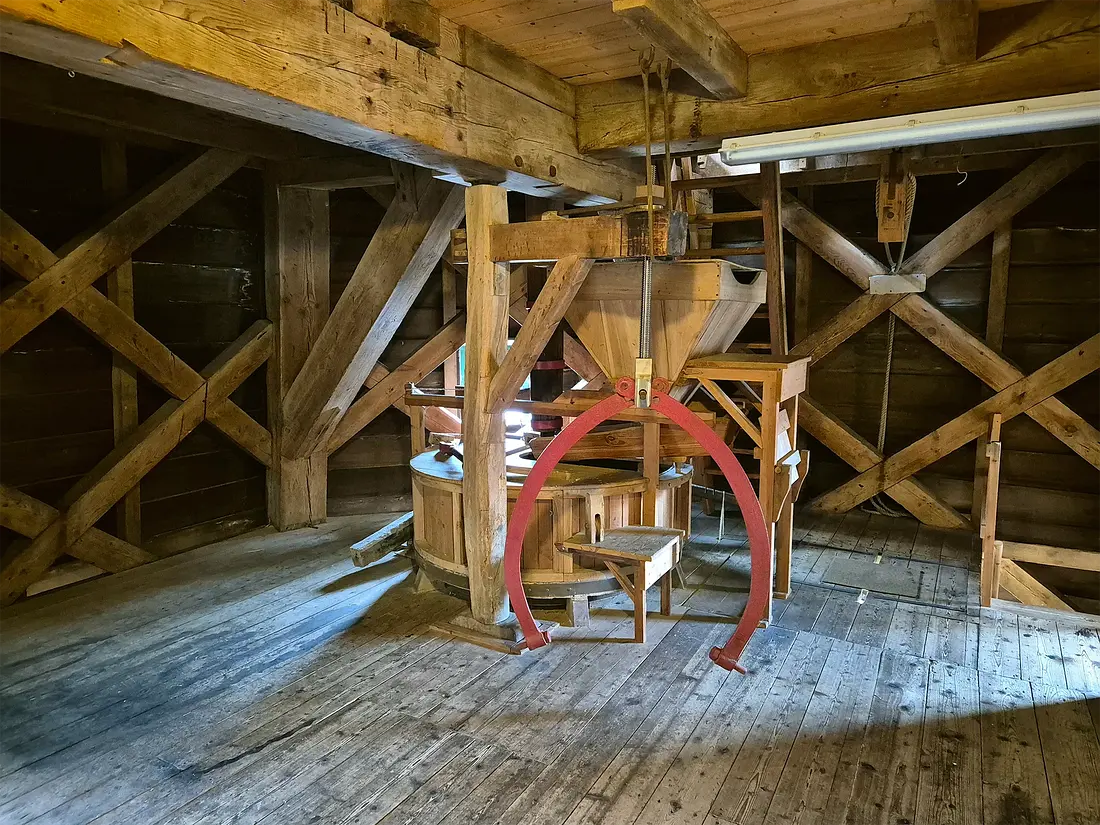12, Molen 06408 De Vriendschap (Winsum), Martijn Scholtens (21-09-2024)&nbsp;Het in 1851 aangebrachte koppel maalstenen. | Database Nederlandse molens