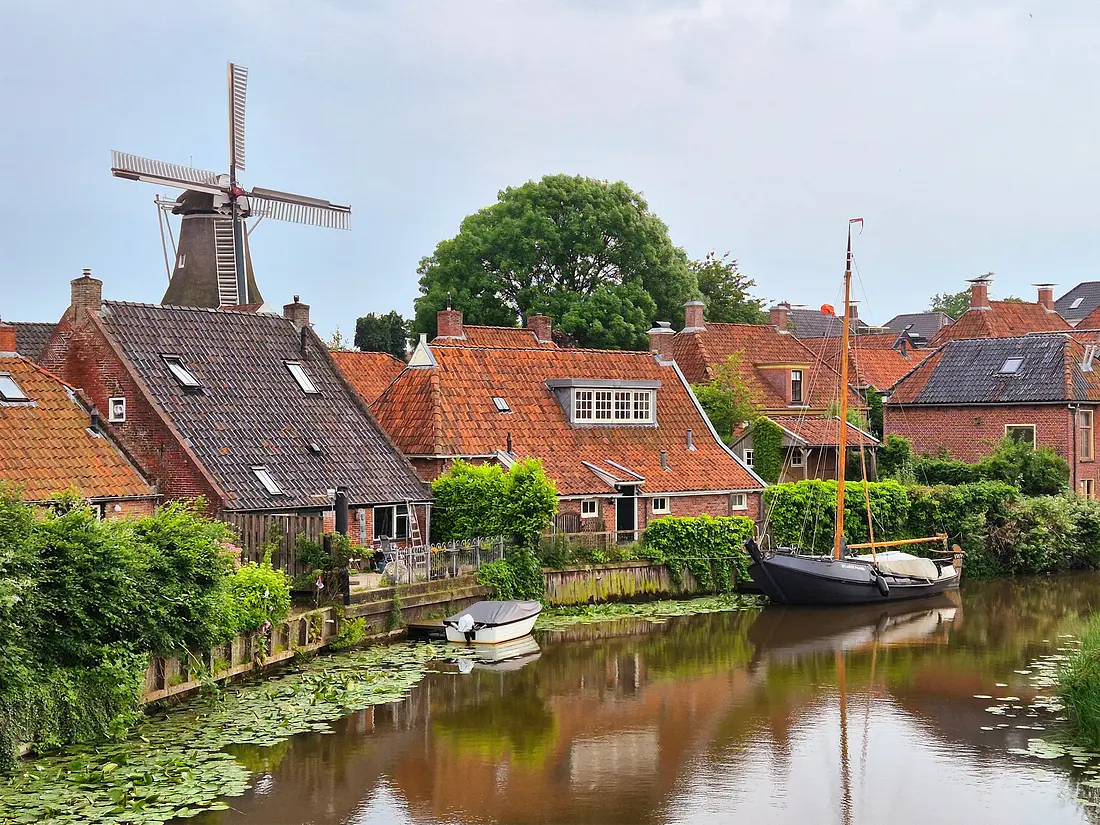 5, Molen 06408 De Vriendschap (Winsum), Martijn Scholtens (04-06-2024)&nbsp;Het oude Winsum met de Vriendschap er bovenuit. | Database Nederlandse molens