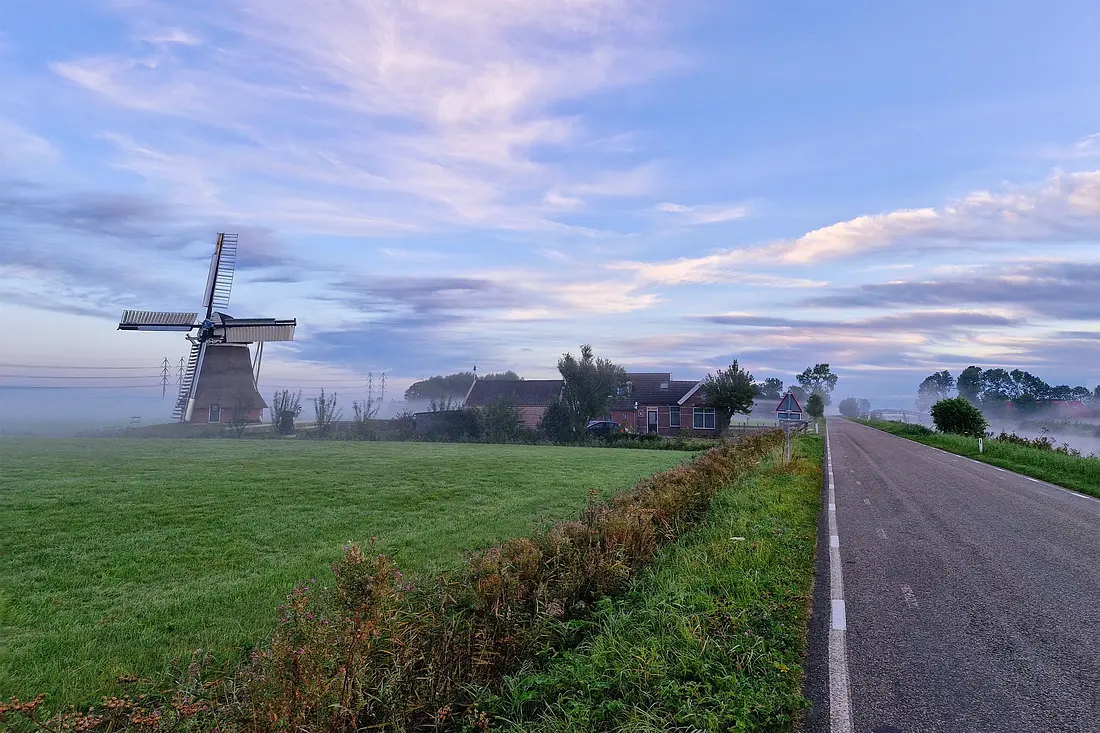 1, Molen 00475 De Eolus (Den Ham), Rob Hoving (09-09-2024)&nbsp;De molen op een vroege ochtend, met rechts naast de molen de molenaarswoning uit 1895. | Database Nederlandse molens