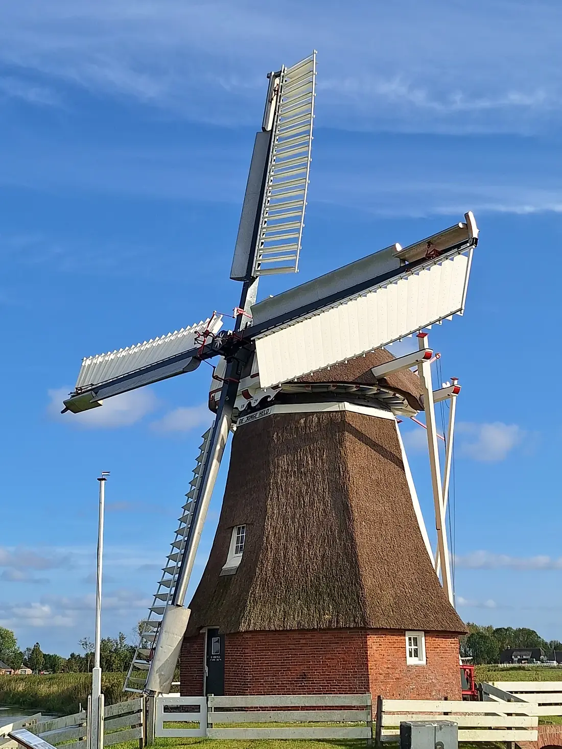 Molen 00469 De Jonge Held (Leegkerk), Jeffrey Cusiel (17-09-2024)&nbsp;De molen terug in zijn originele kleurstelling | Database Nederlandse molens