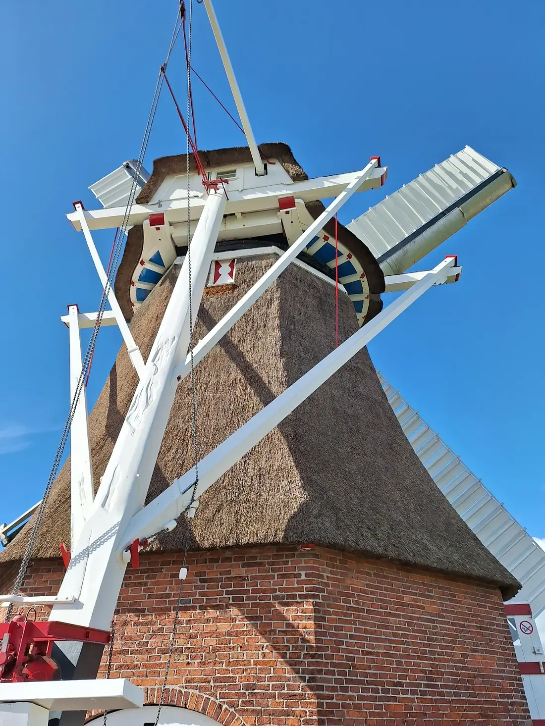 2, Molen 00469 De Jonge Held (Leegkerk), Jeffrey Cusiel (28-09-2024)&nbsp;De molen is teruggeschilderd naar de oude kleurstelling, ook de zandloper op de teerluik is hersteld naar zijn oude vorm. | Database Nederlandse molens