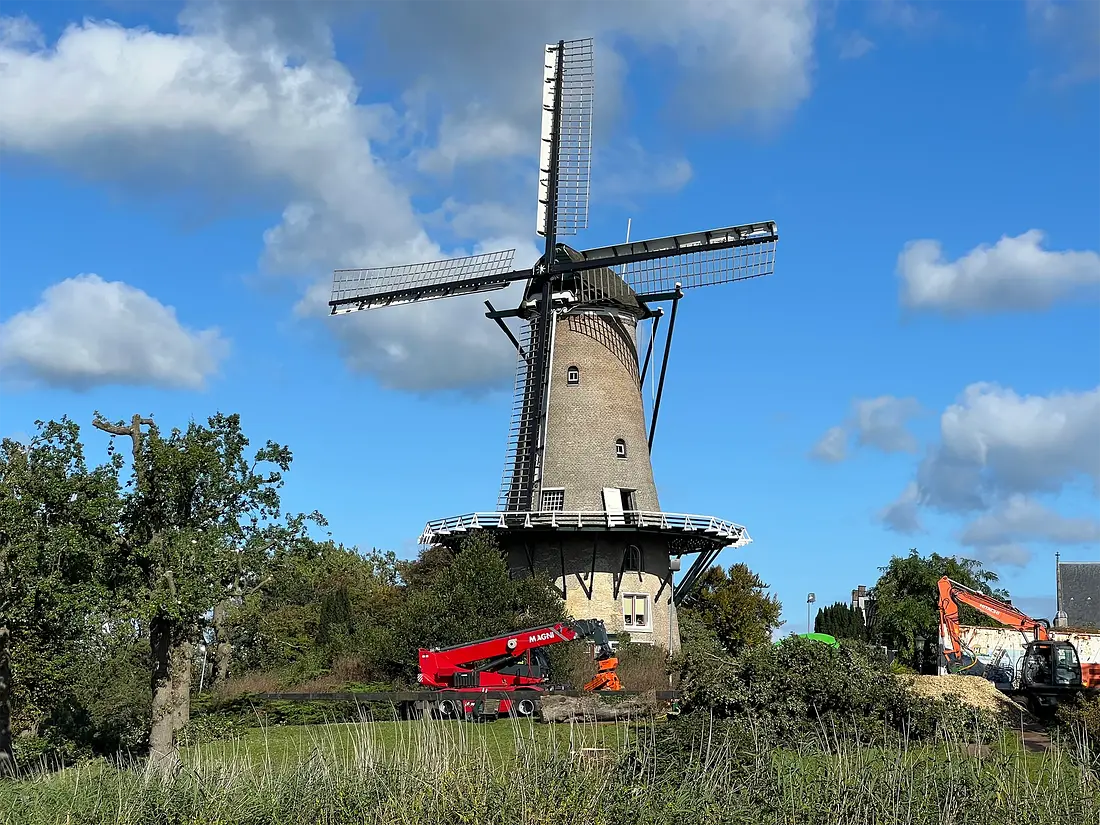 3, Molen 00039 De Groot / Molen van Piet (Alkmaar), Julius Meijer (03-10-2024)Een historisch moment: na heel veel jaren verstopt achter een dichte wand van bomen, worden er 15 bomen gekapt. De molen staat weer vrij! | Database Nederlandse molens