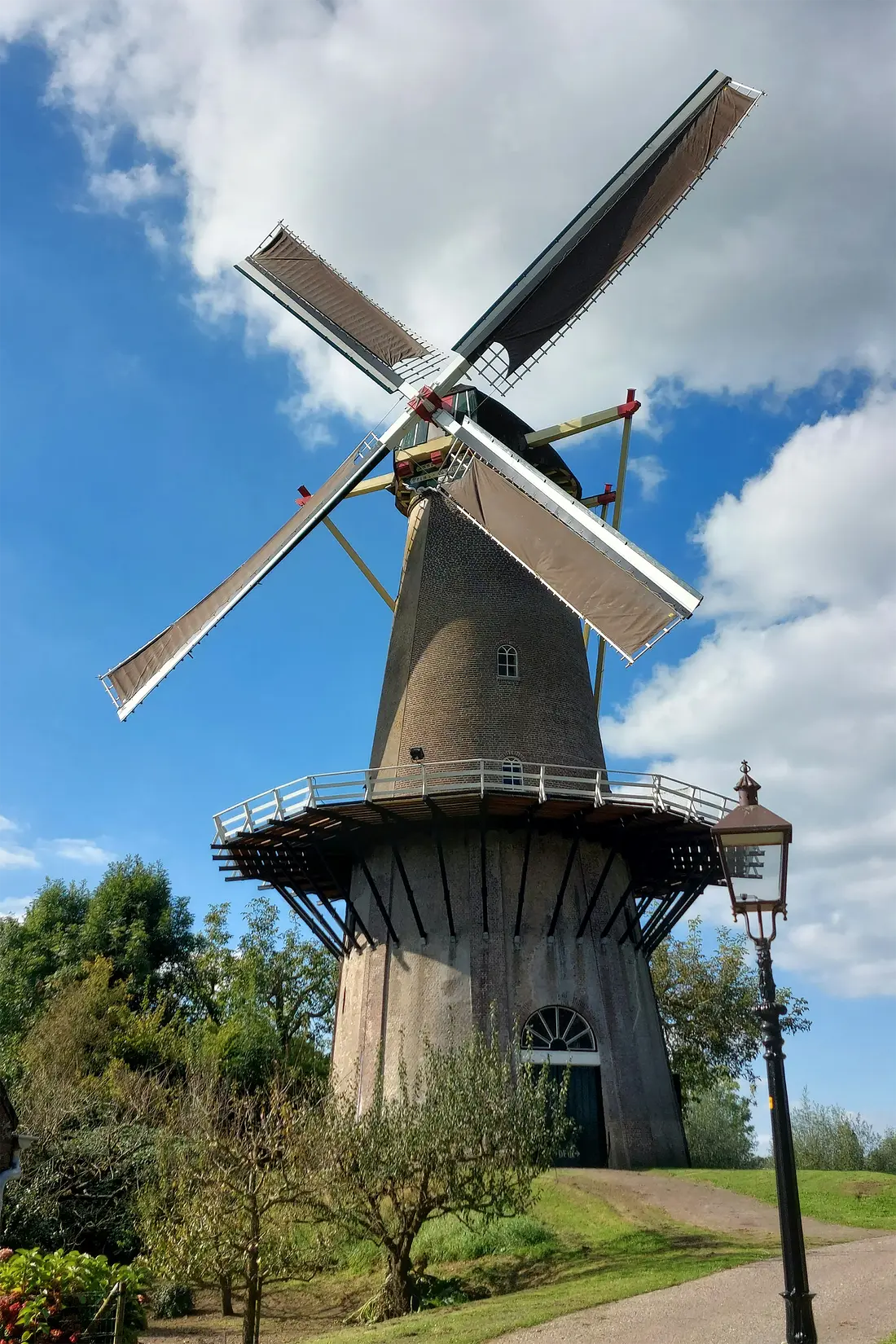 Molen 01771 De Prins van Oranje (Buren), Justin van den Heuvel (05-10-2024)&nbsp;Na de restauratie waarbij het gevlucht vervangen en aangepast werd. | Database Nederlandse molens