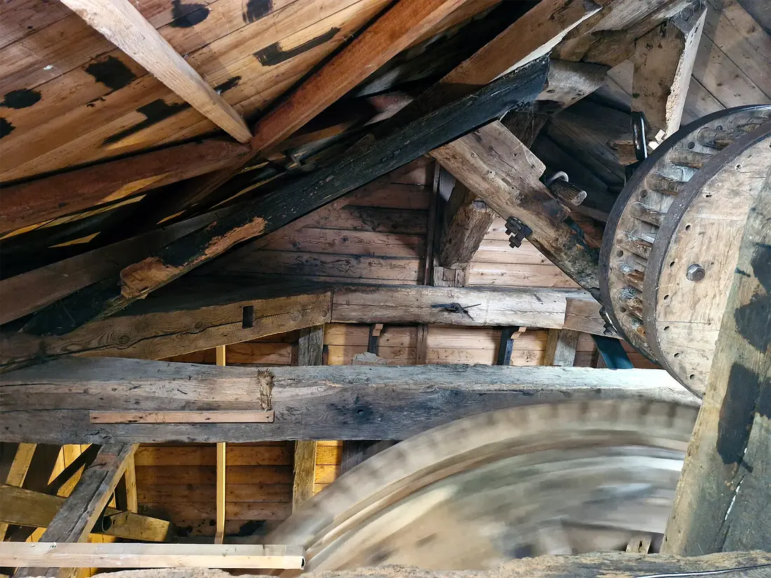 15, Molen 04455 Nieberter molen (Niebert), Rob Hoving (10-10-2024)&nbsp;Zicht omhoog naar de kapzolder, gezien vanaf de steenzolder. Om ruimte te houden voor de koningspil loopt de losse legeringsbalk niet in een stuk door, maar is geborgd op de vaste legeringsbalken. | Database Nederlandse molens