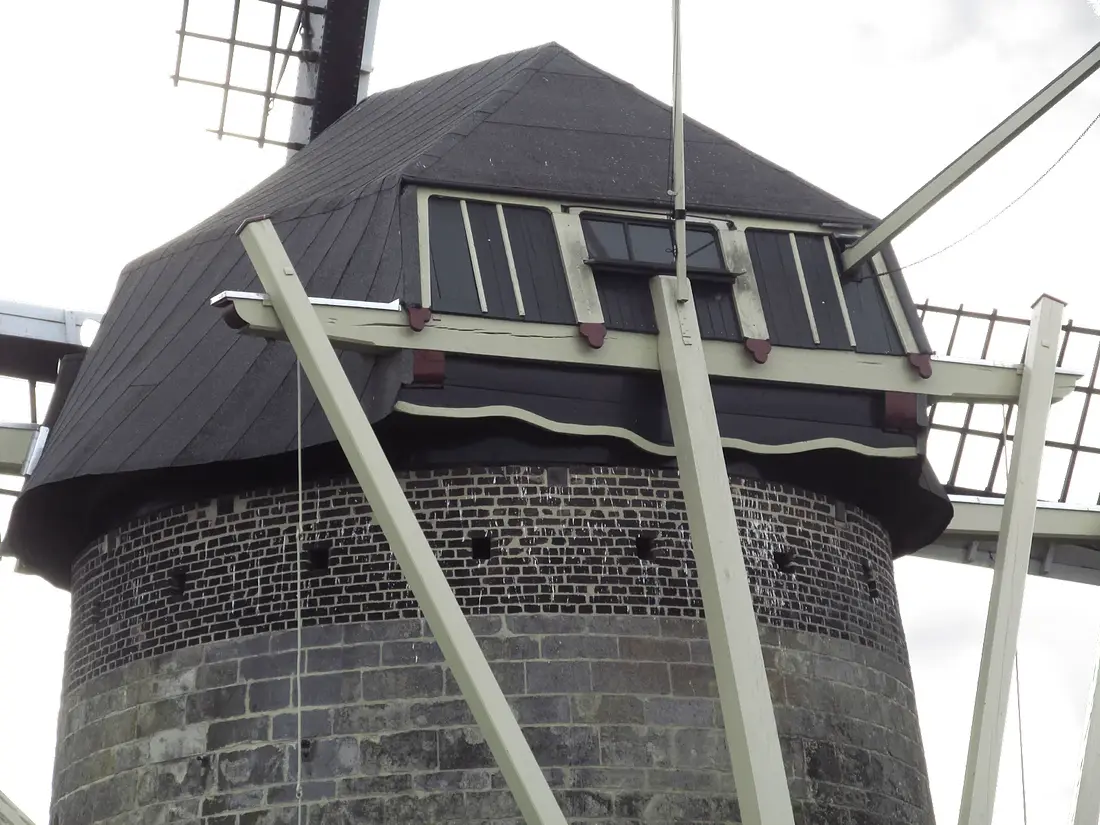 6, Molen 03936 Van Tienhovenmolen (Wolfshuis (Bemelen)), Piet Glasbergen, 12-06-2013De windmolen van Wolfshuis is de enige windmolen van Nederland die opgebouwd is van mergelsteen, het natuurlijke bouwmateriaal uit de omgeving. Alleen het smalle bovendeel is van baksteen en dat heeft een reden: dit in 1923 aangebracht nadat de molen was uitgebrand. Het opgemetselde deel was nodig om het kruiwerk en de kap, die van een andere molen afkomstig waren, op de romp te laten passen. | Database Nederlandse molens