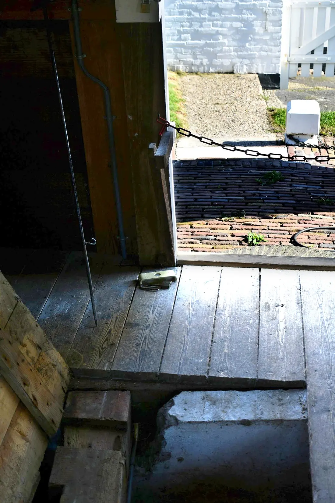 8, Molen 03550 (Naamloos) (Aagtekerke), Leo Middelkoop (05-10-2024)&nbsp;Zicht op de tunnel waar zich destijds de as tussen motorhok en molen bevond. &nbsp; | Database Nederlandse molens