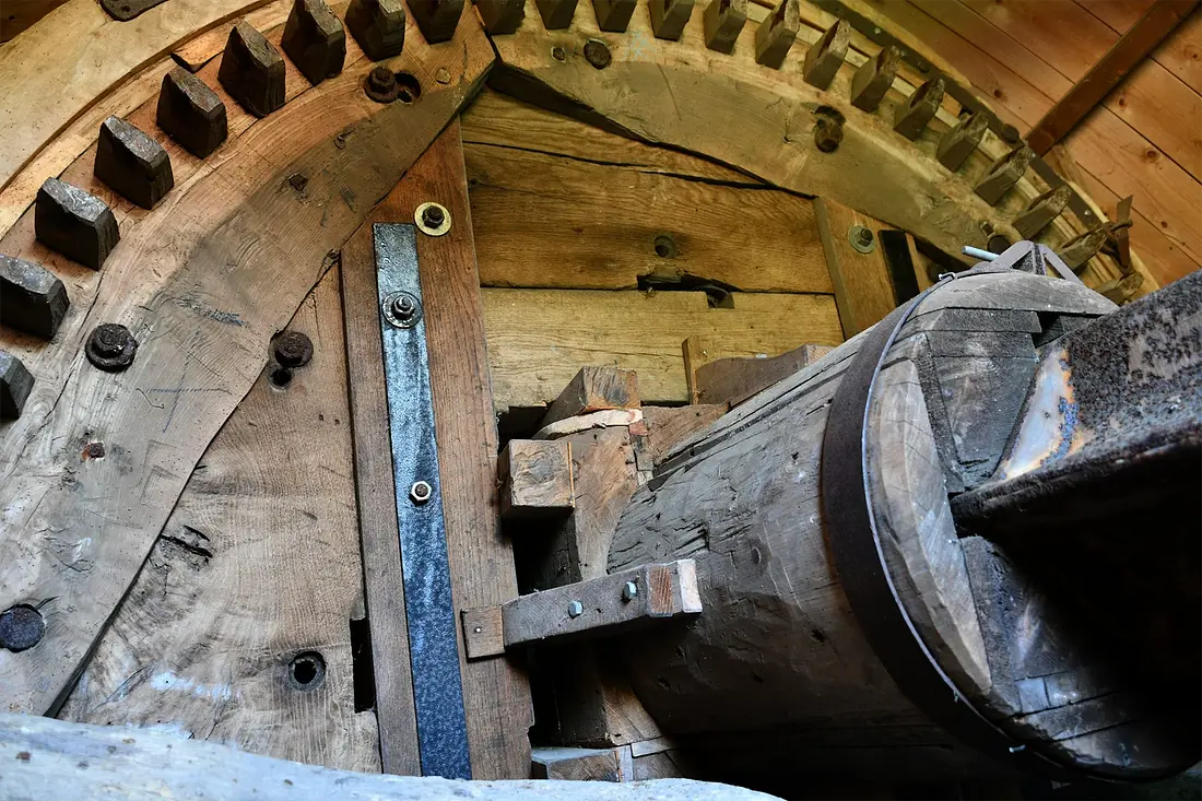 20, Molen 03550 (Naamloos) (Aagtekerke), Leo Middelkoop (05-10-2024)&nbsp;Het zeer zwaar en vrijwel dicht uitgevoerde bovenwiel. Aan de kepen in de plooistukken is nog te zien dat dit ooit een spaakwiel was. | Database Nederlandse molens
