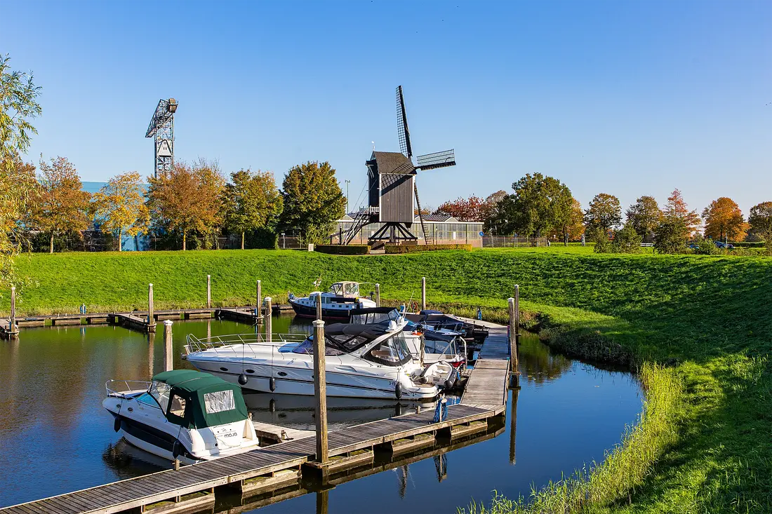 4, Molen 10004 Nr. III (Heusden), Bram Westerink (24-10-2024)&nbsp;Erg dichtbij de scheepswerf op de achtergrond. | Database Nederlandse molens
