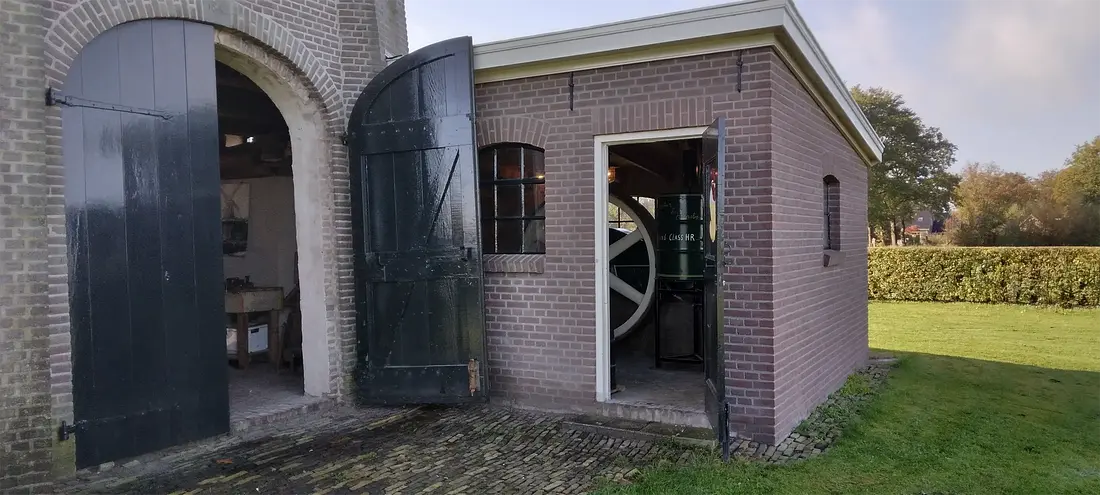 5, Molen 10683 De Star (Balkbrug), Bert de ruiter (22-10-2024)&nbsp;Het motorhok bij de molen. | Database Nederlandse molens