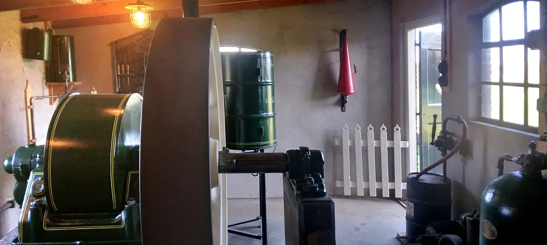 7, Molen 10683 De Star (Balkbrug), Bert de Ruiter (22-10-2024)In het motorhok is alles in de stijl van eind jaren 20 vorige eeuw inclusief de elektrische installatie, gereedschappen en toebehoren. | Database Nederlandse molens